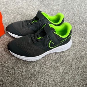 Boys Nike star runner size 1